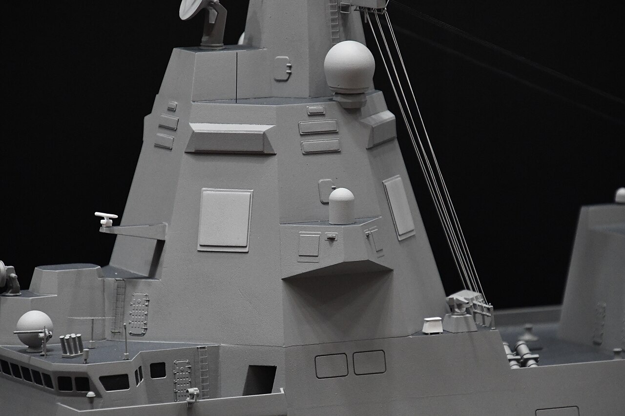 File photo: A scale model of the F110-class frigate showing the AN/SPY-7(V)2 radar, photographed at a Lockheed Martin exhibition booth in Tokyo in October 2024. Illustrative context; not a photograph of the reported event.